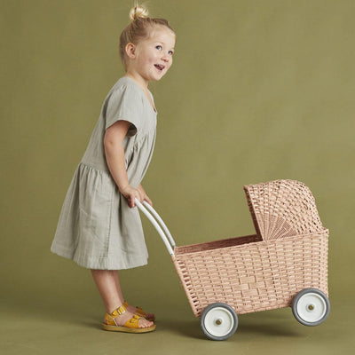 carrito para muñecas de ratán Strolley