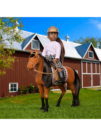 Un pequeño muñeco jockey con un caballo.