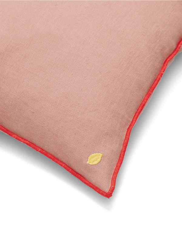 Almohada de lino con costuras en contraste. dusty rose