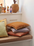 Almohada de lino con costuras en contraste. sugar kelp