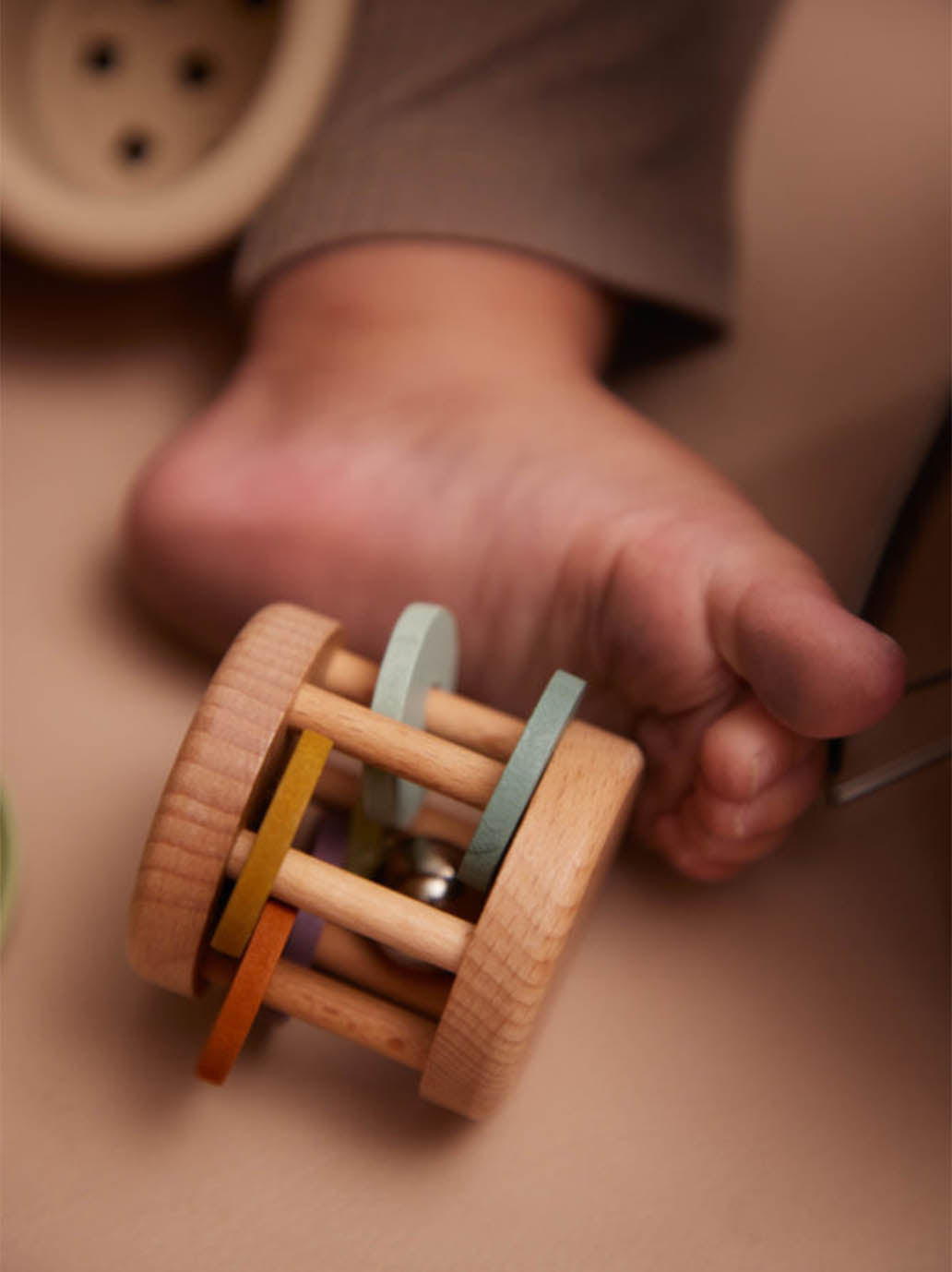 Juguetes sensoriales de madera en un estuche.