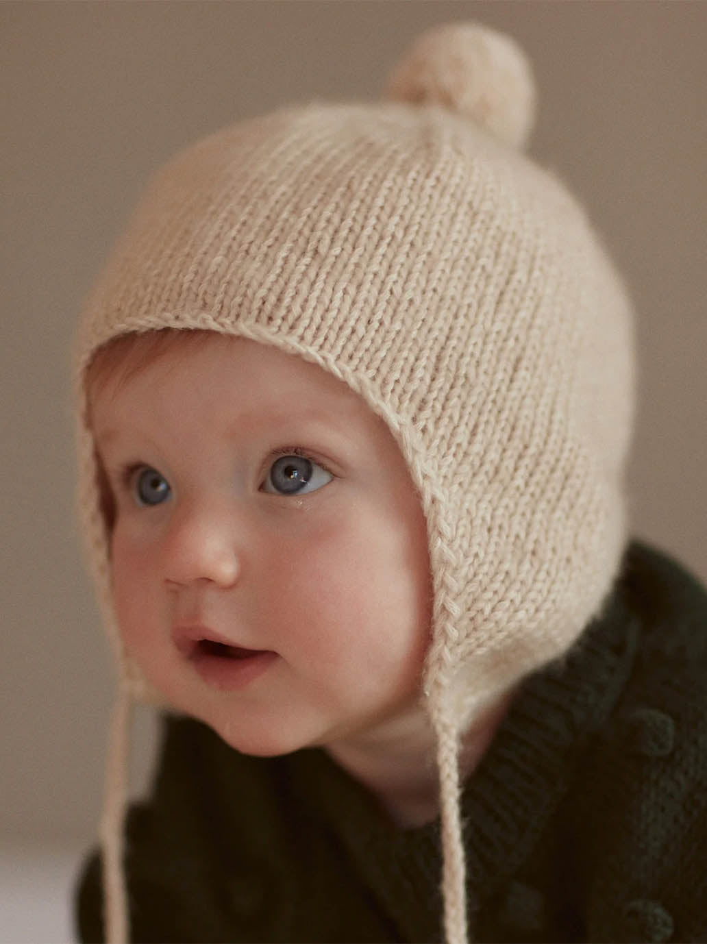 Gorro bebé de lana merino con pompón