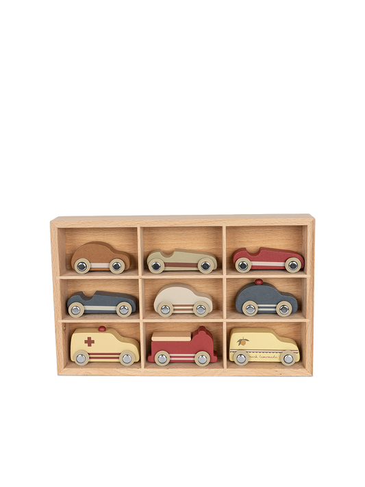 Set de mini coches de madera.