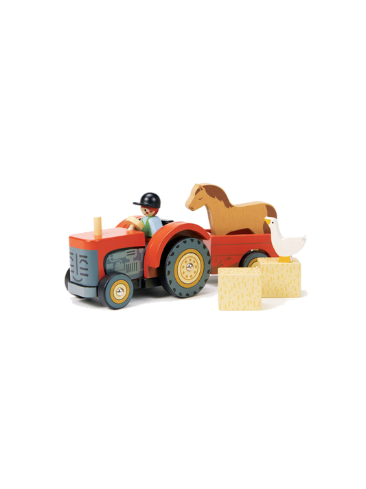 Tractor de madera con remolque y accesorios.