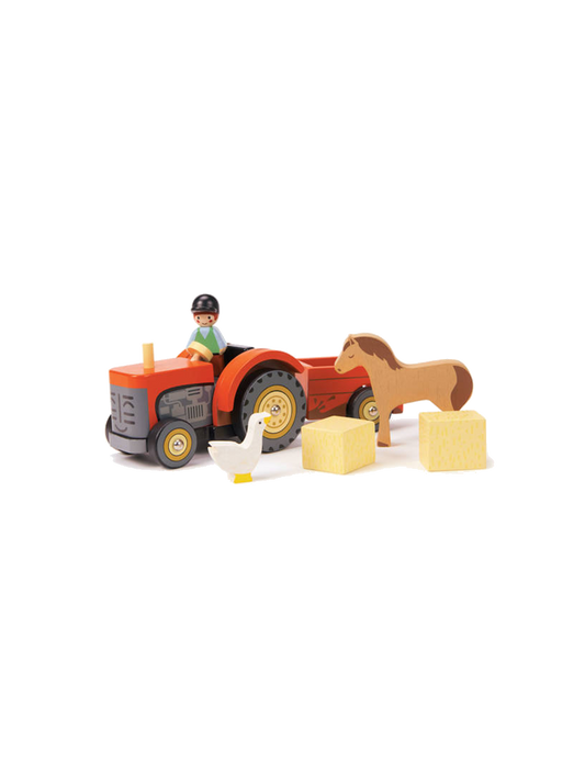 Tractor de madera con remolque y accesorios.