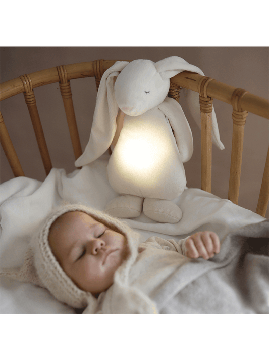 conejito tarareando con una lámpara de noche