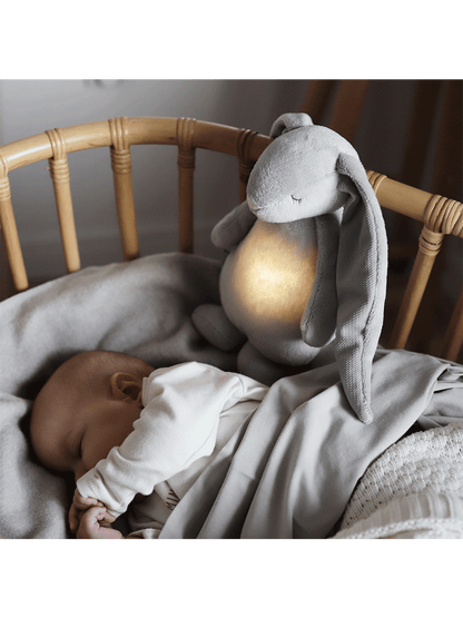 conejito tarareando con una lámpara de noche