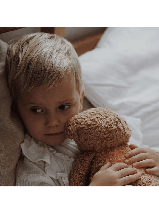 Osito de peluche orgánico tarareando con una lámpara de noche