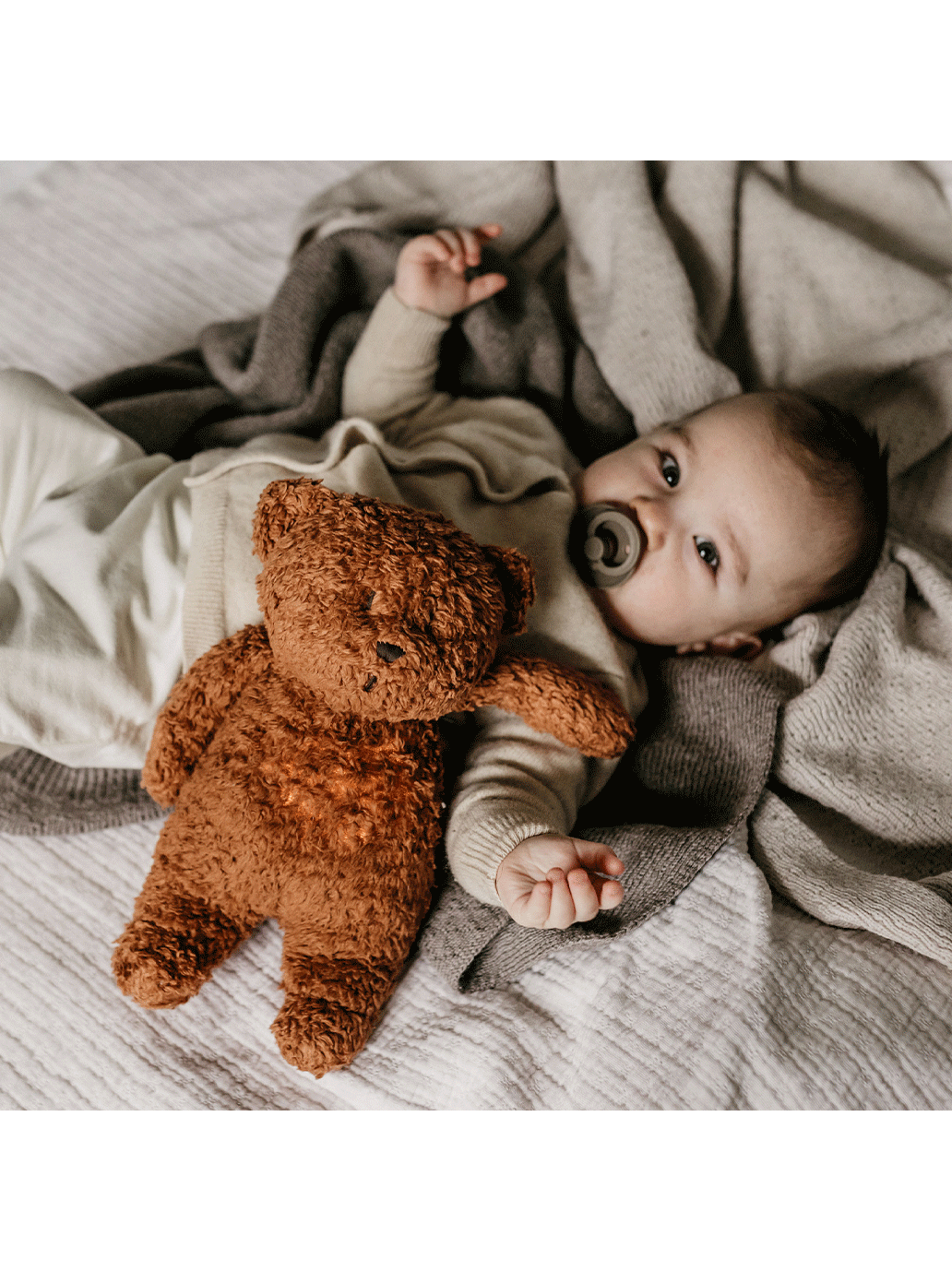 Osito de peluche orgánico tarareando con una lámpara de noche