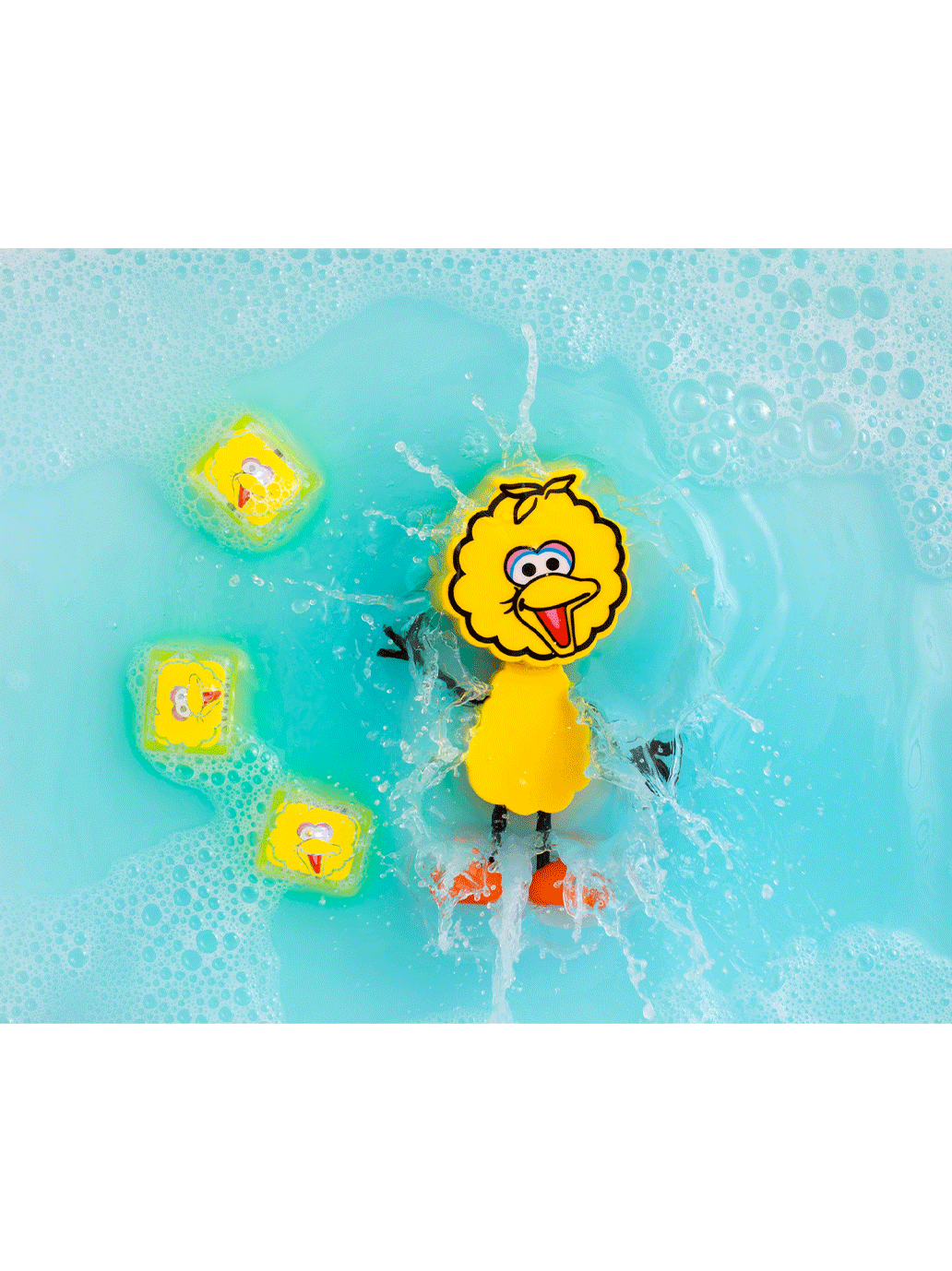 Cubi sensoriali che brillano nell'acqua con una figura di Sesame Street