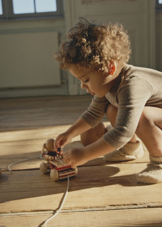 Wooden pull music toy