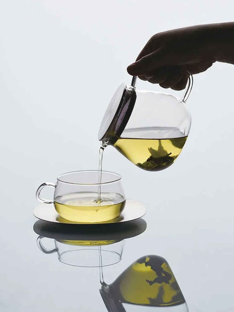 Tetera de cristal con colador de té.