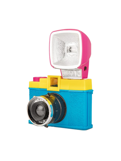 Fotocamera analogica con fotocamera Diana F+ e lampada flash