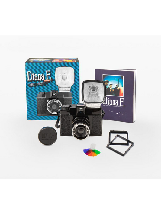 Fotocamera analogica con fotocamera Diana F+ e lampada flash