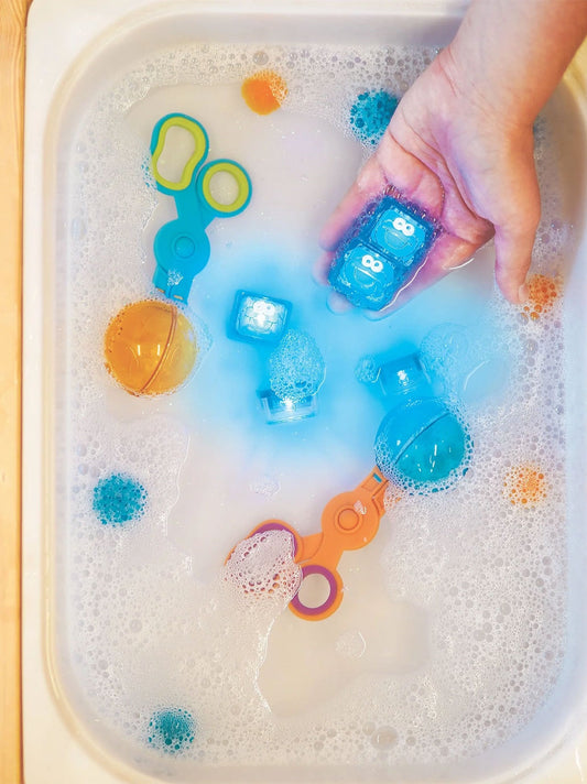 Cubi sensoriali che brillano nell&#39;acqua Sesame Street