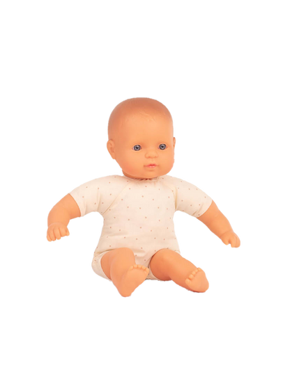 Una muñeca con barriga suave.