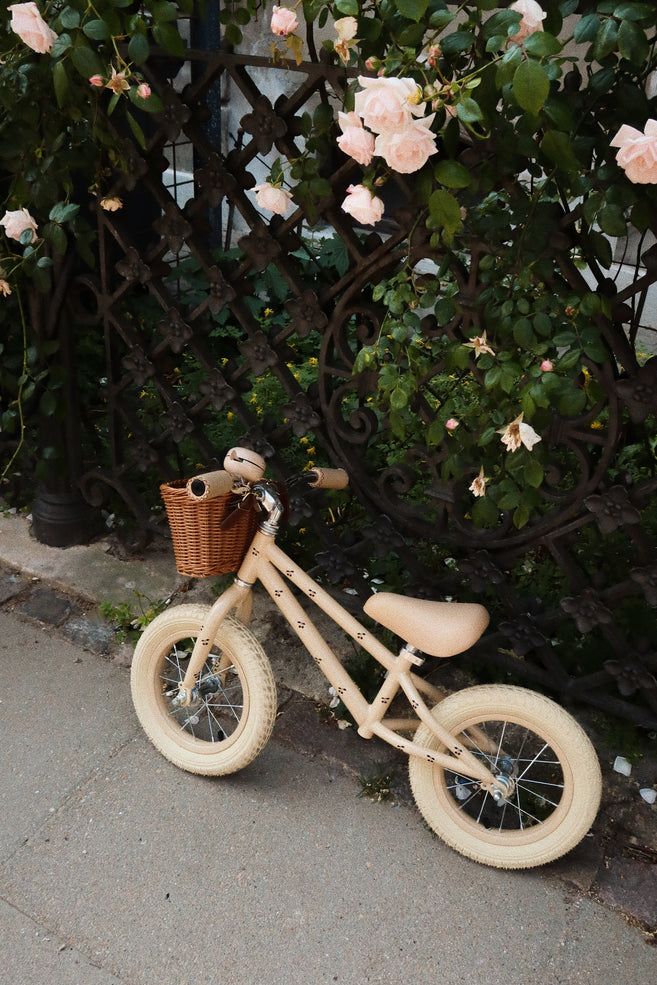 Bicicletta senza pedali con cestino