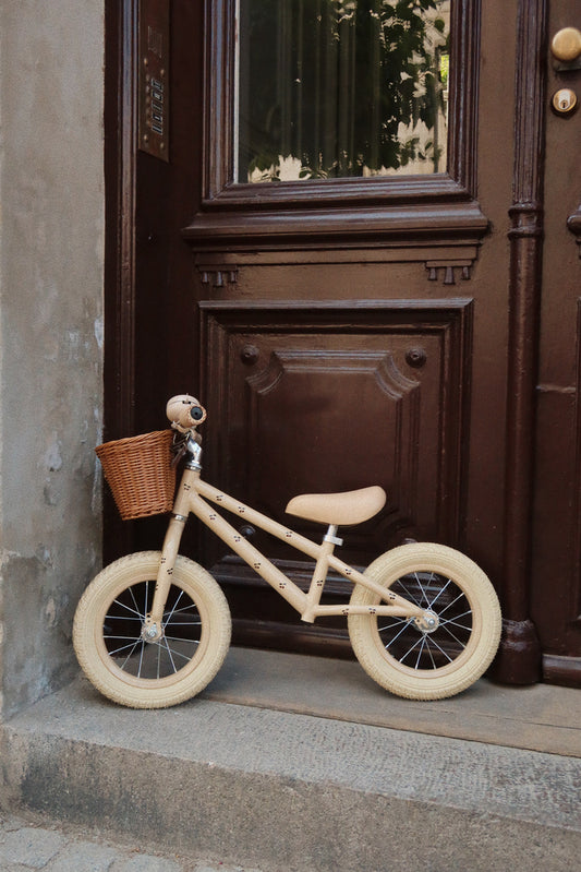 Bicicletta senza pedali con cestino