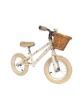 Bicicleta de equilibrio con cesta.