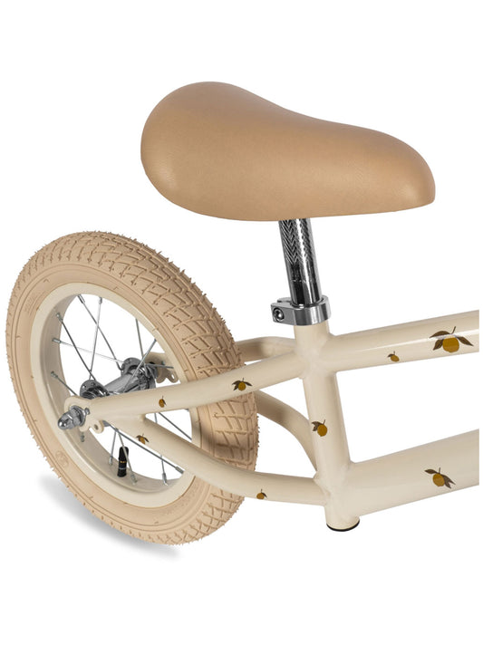 Bicicleta de equilibrio con cesta.