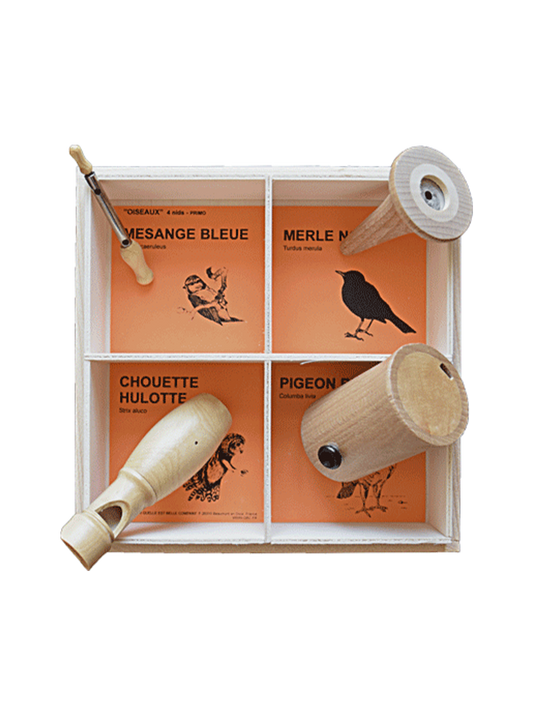 conjunto de instrumentos de madera para imitar los sonidos de los pájaros