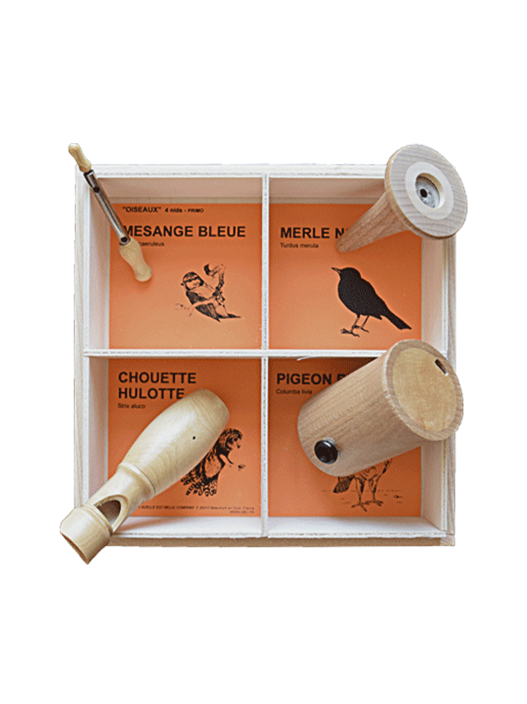 conjunto de instrumentos de madera para imitar los sonidos de los pájaros