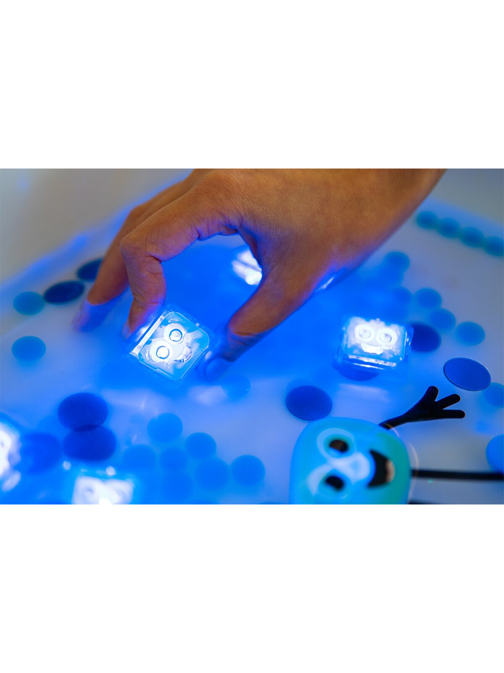Sensory water play Light-up cubes