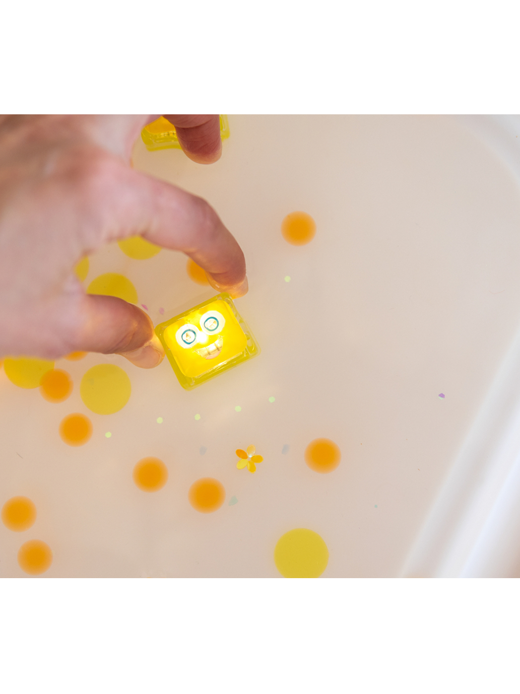 Sensory water play Light-up cubes