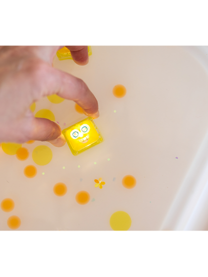 Sensory water play Light-up cubes