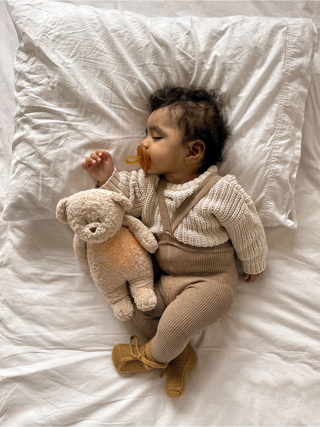 Osito de peluche orgánico tarareando con una lámpara de noche