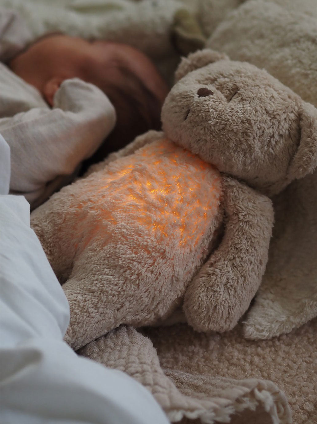 Osito de peluche orgánico tarareando con una lámpara de noche