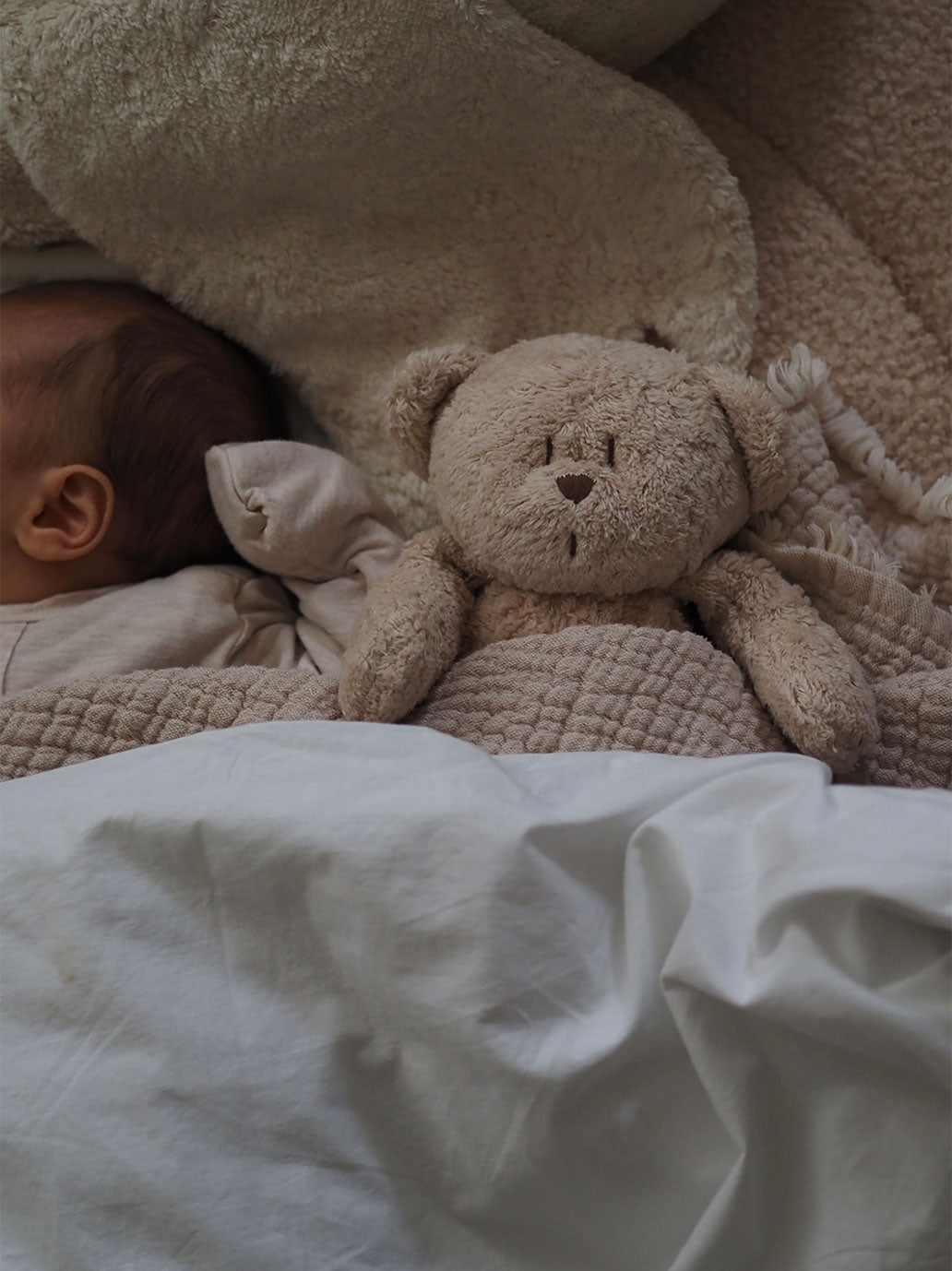 Osito de peluche orgánico tarareando con una lámpara de noche