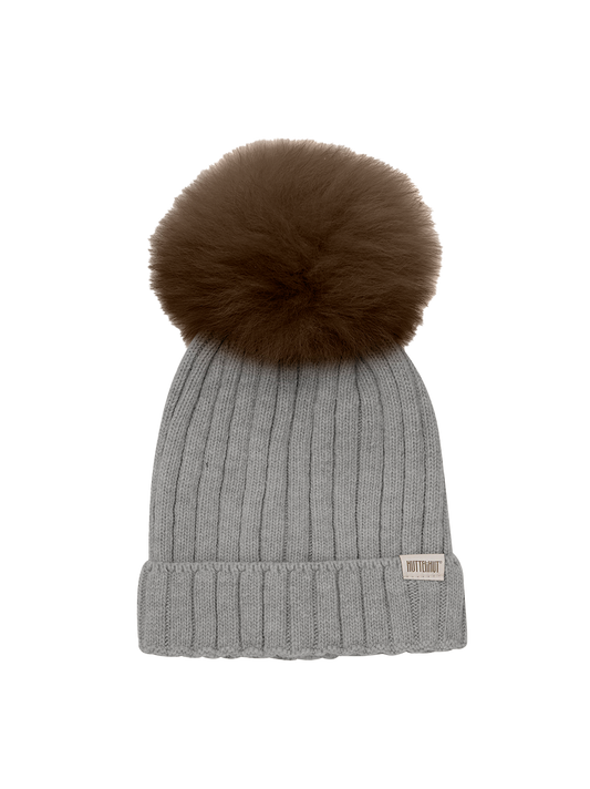 Gorro tejido con pompón de alpaca