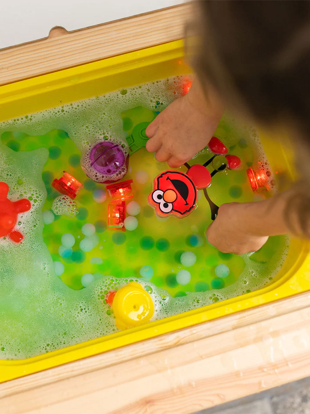 Cubi sensoriali che brillano nell&#39;acqua con un personaggio di Sesame Street