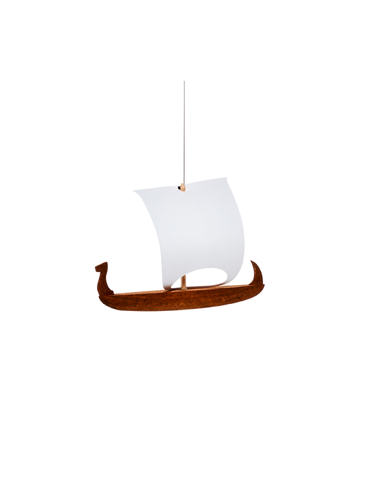 un pequeño móvil vikingo de madera
