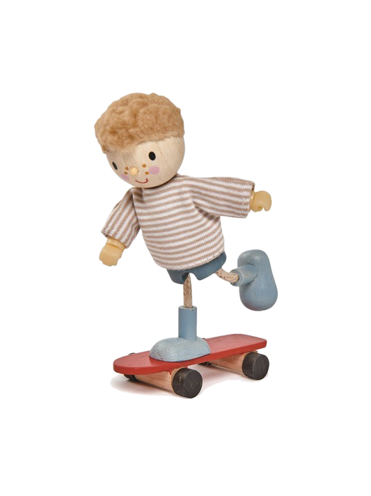 Edward su una bambola di legno con lo skateboard 