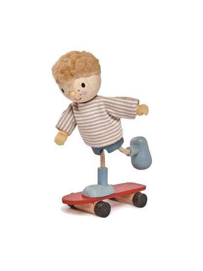 Edward en un muñeco de madera en patineta. 