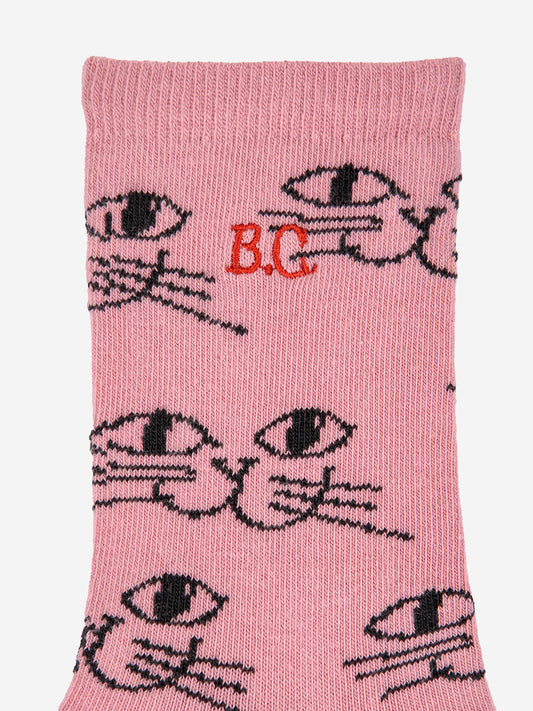 Gato sonriente sobre calcetines largos.